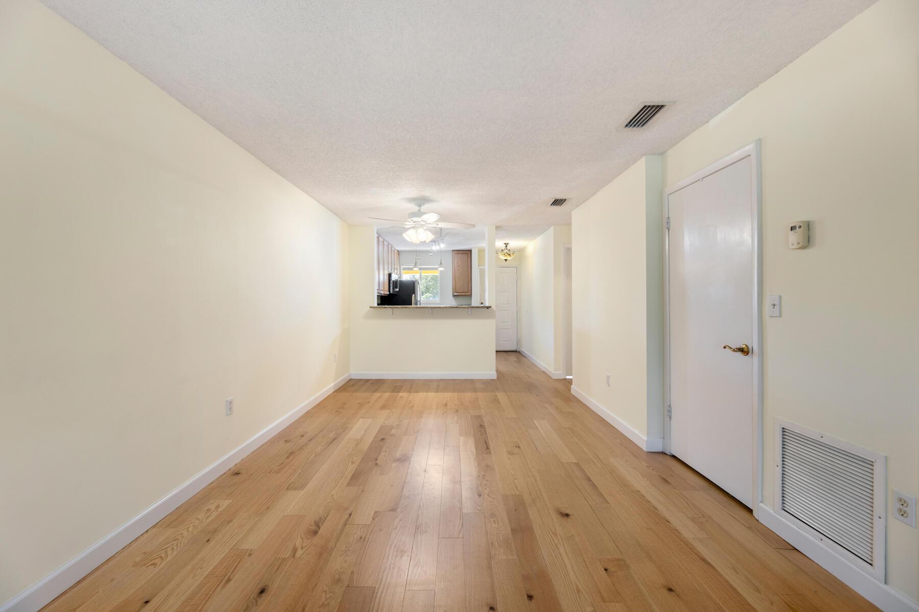 Image 4: Open living area (kitchen/ entrance)