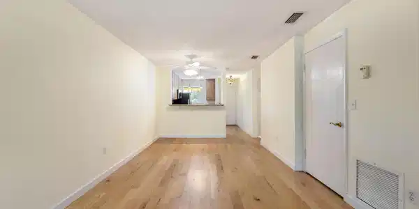 Image 4: Open living area (kitchen/ entrance)