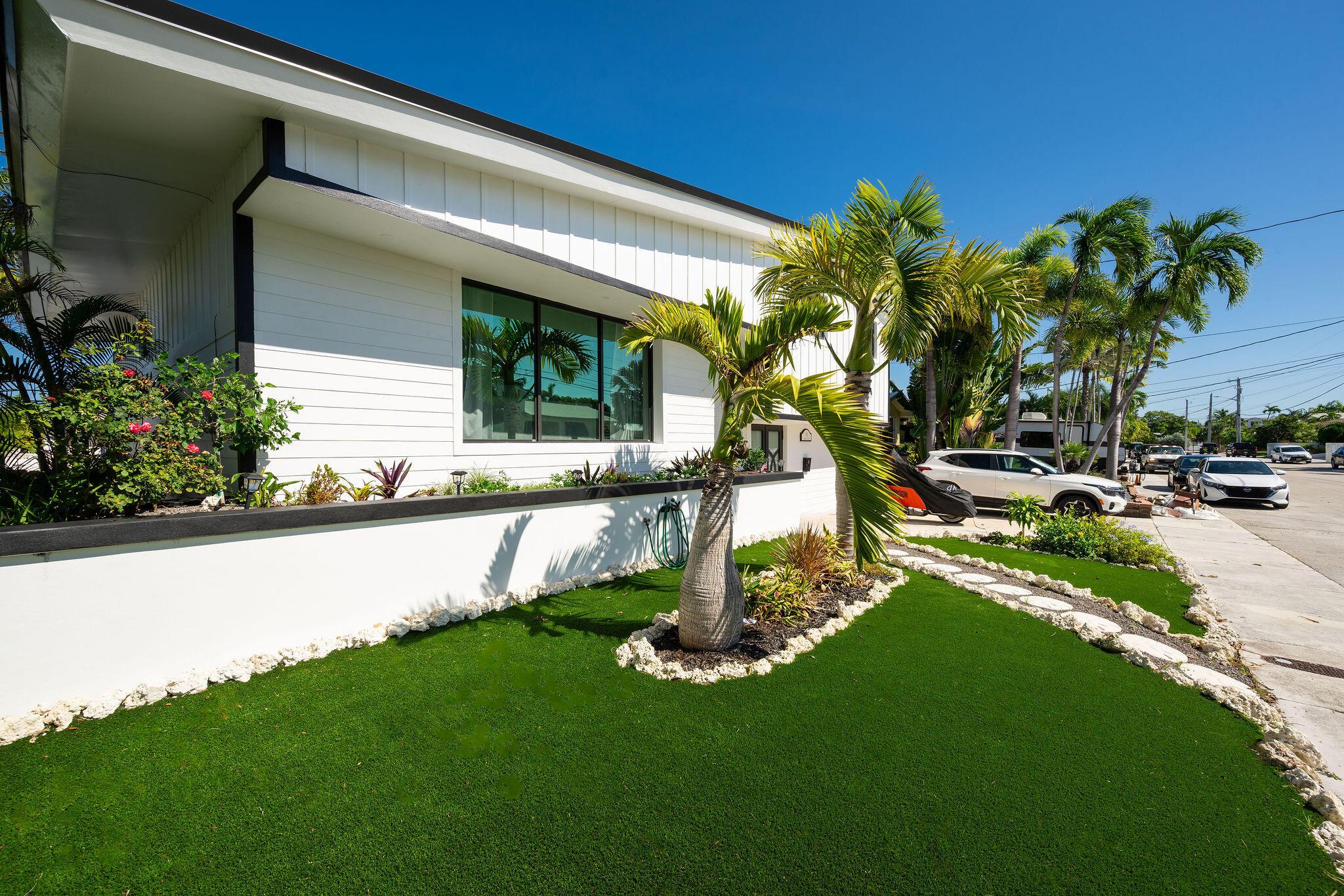 Image 4: Front Yard