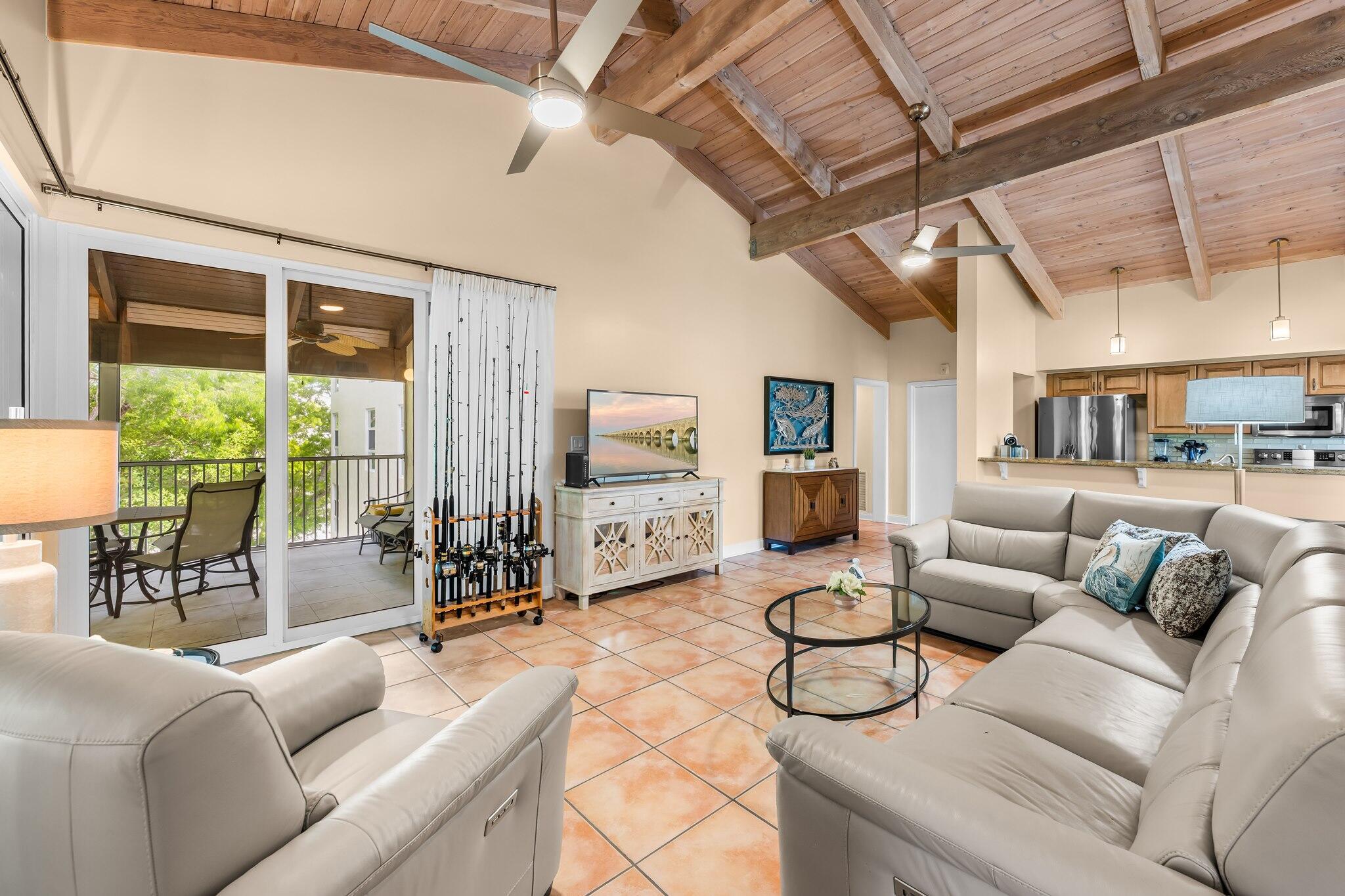 Image 4: Living area