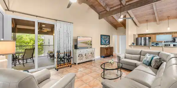 Image 4: Living area