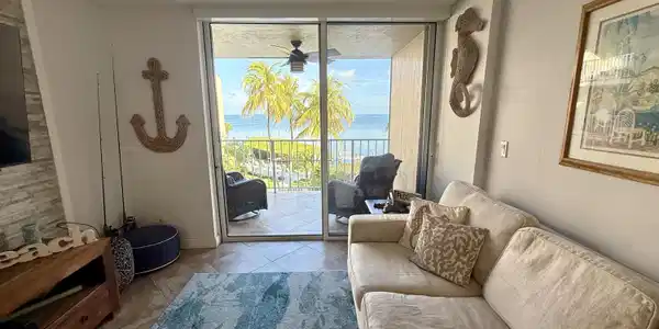 Image 3: 2 living area 1