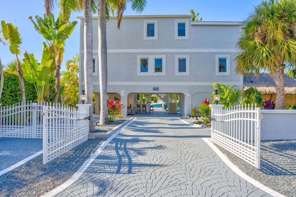 Image 2: 17183 Coral Drive