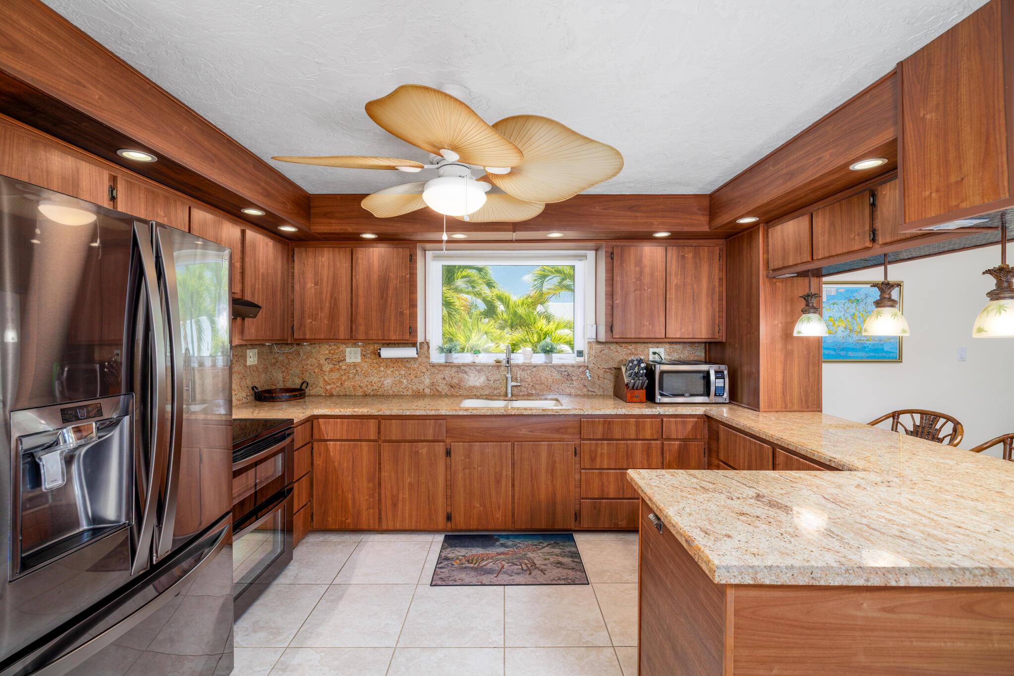 Image 4: Kitchen