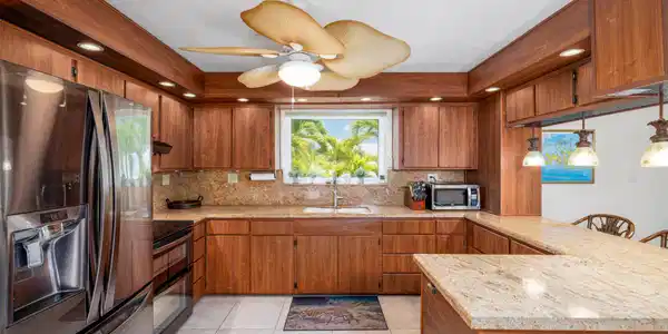 Image 4: Kitchen