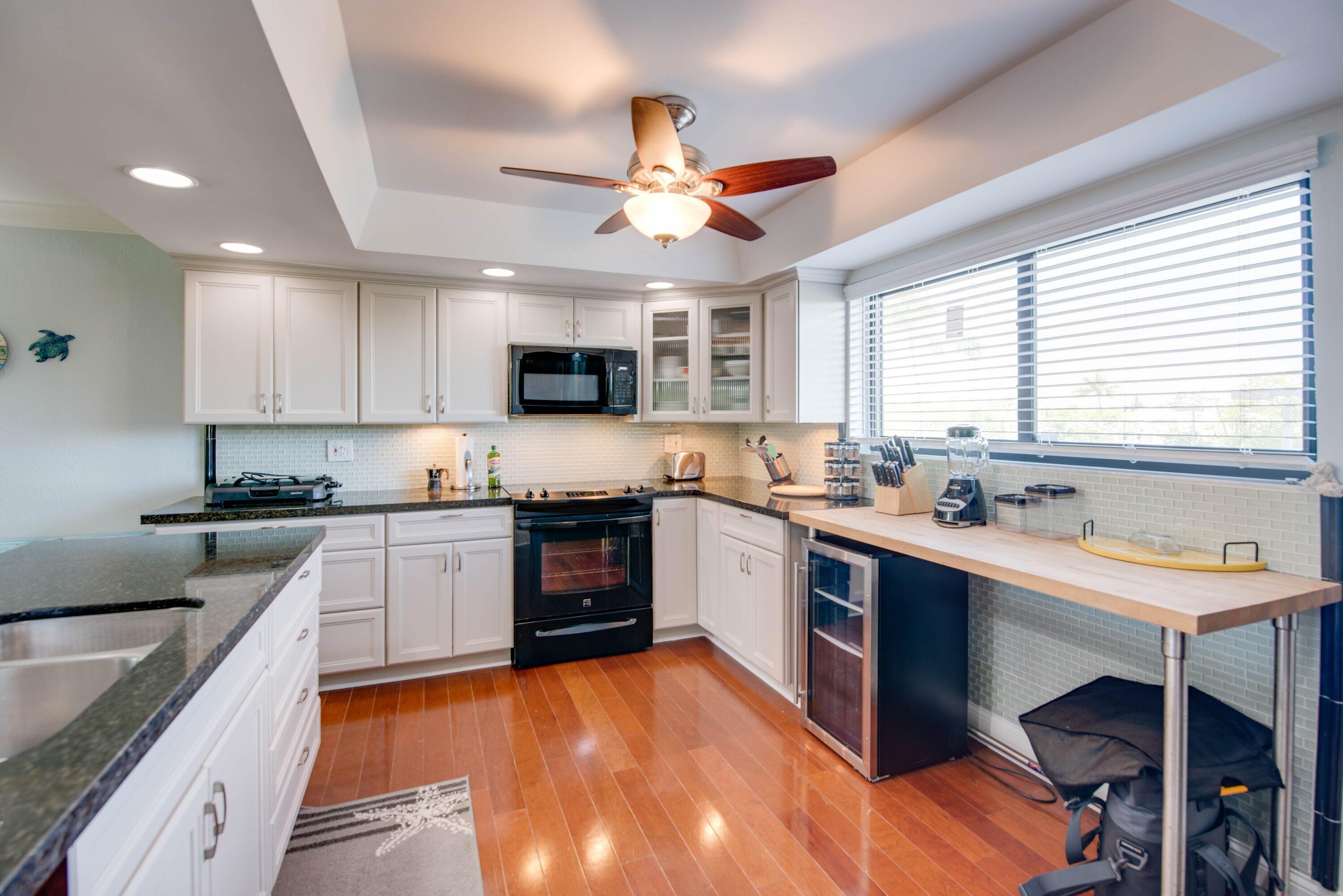 Image 3: 004-1800Atlantic-B218-kitchen wood floor