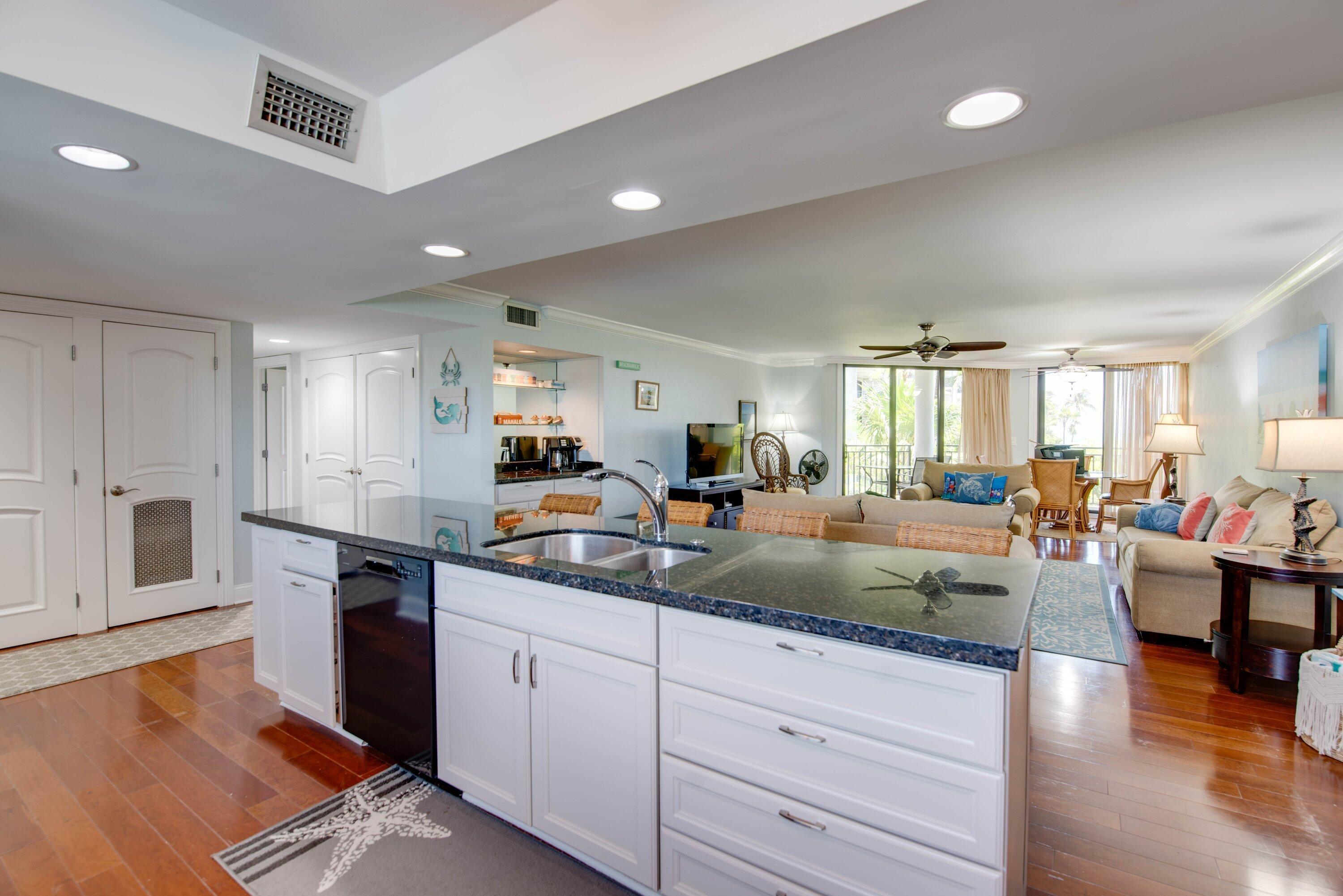 Image 4: 005-1800Atlantic-B218-kitchen living