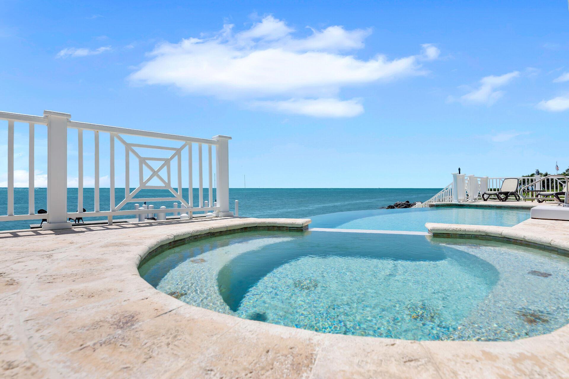 Image 3: Spa overlooking the Ocean