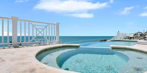Image 3: Spa overlooking the Ocean