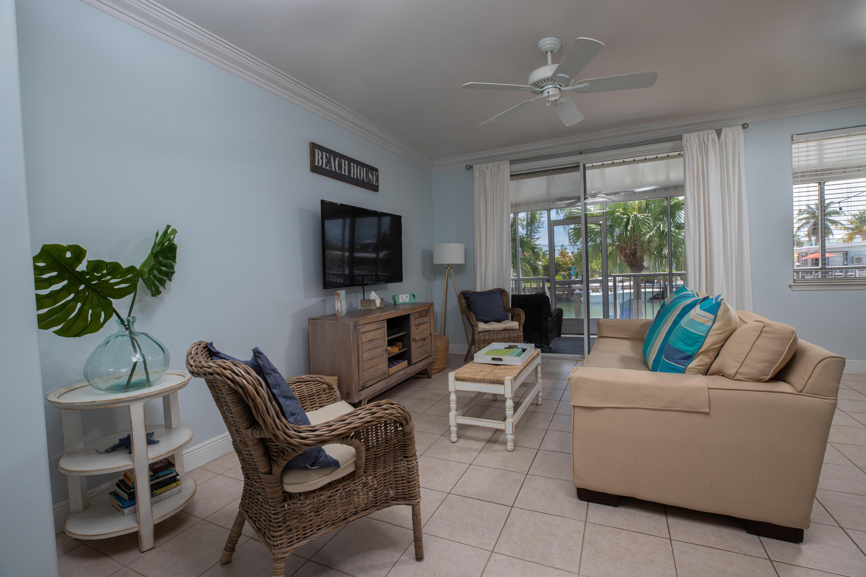 Image 3: Living Room
