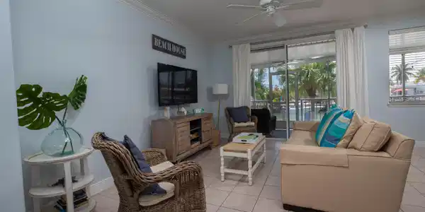 Image 3: Living Room