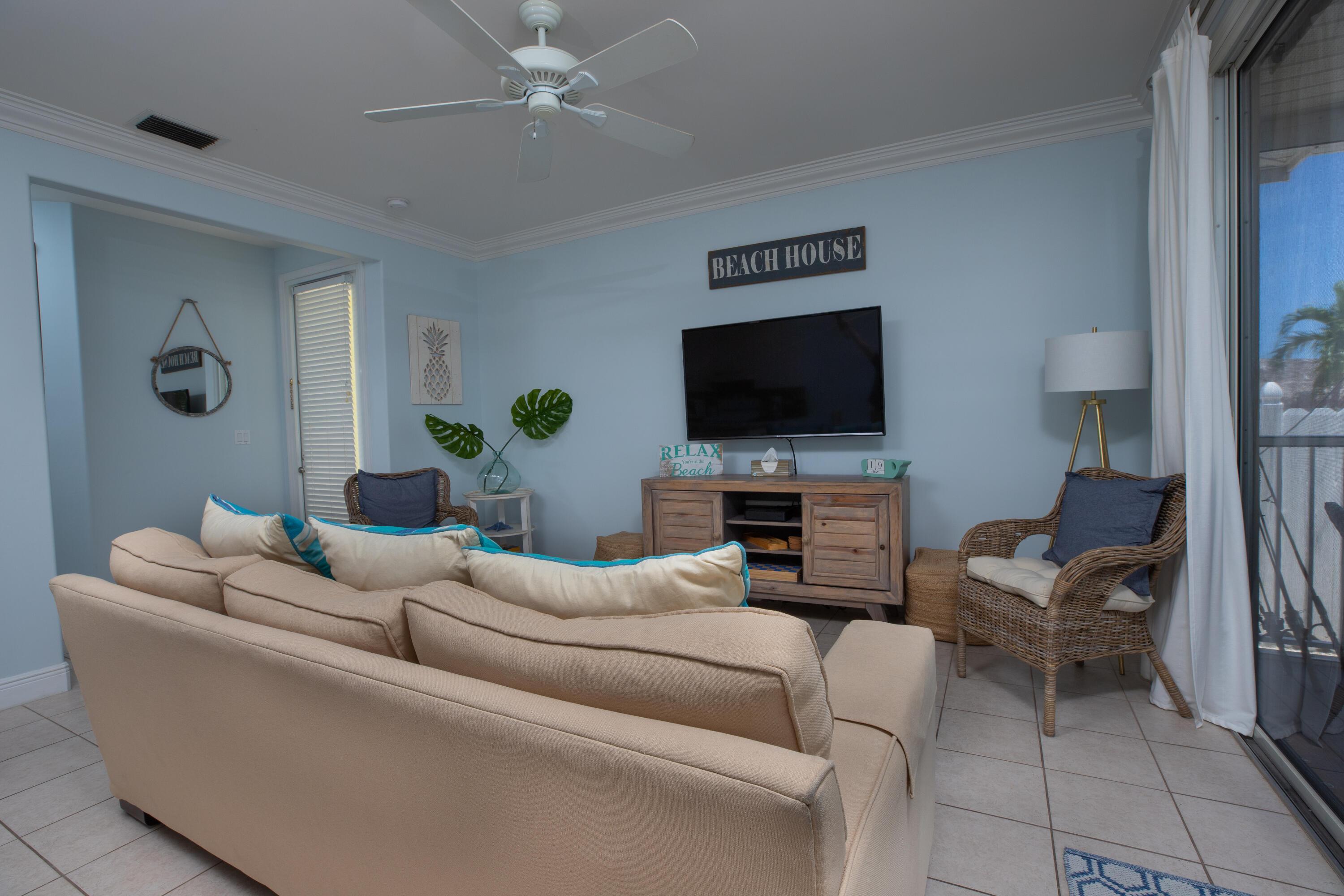 Image 4: Living Room