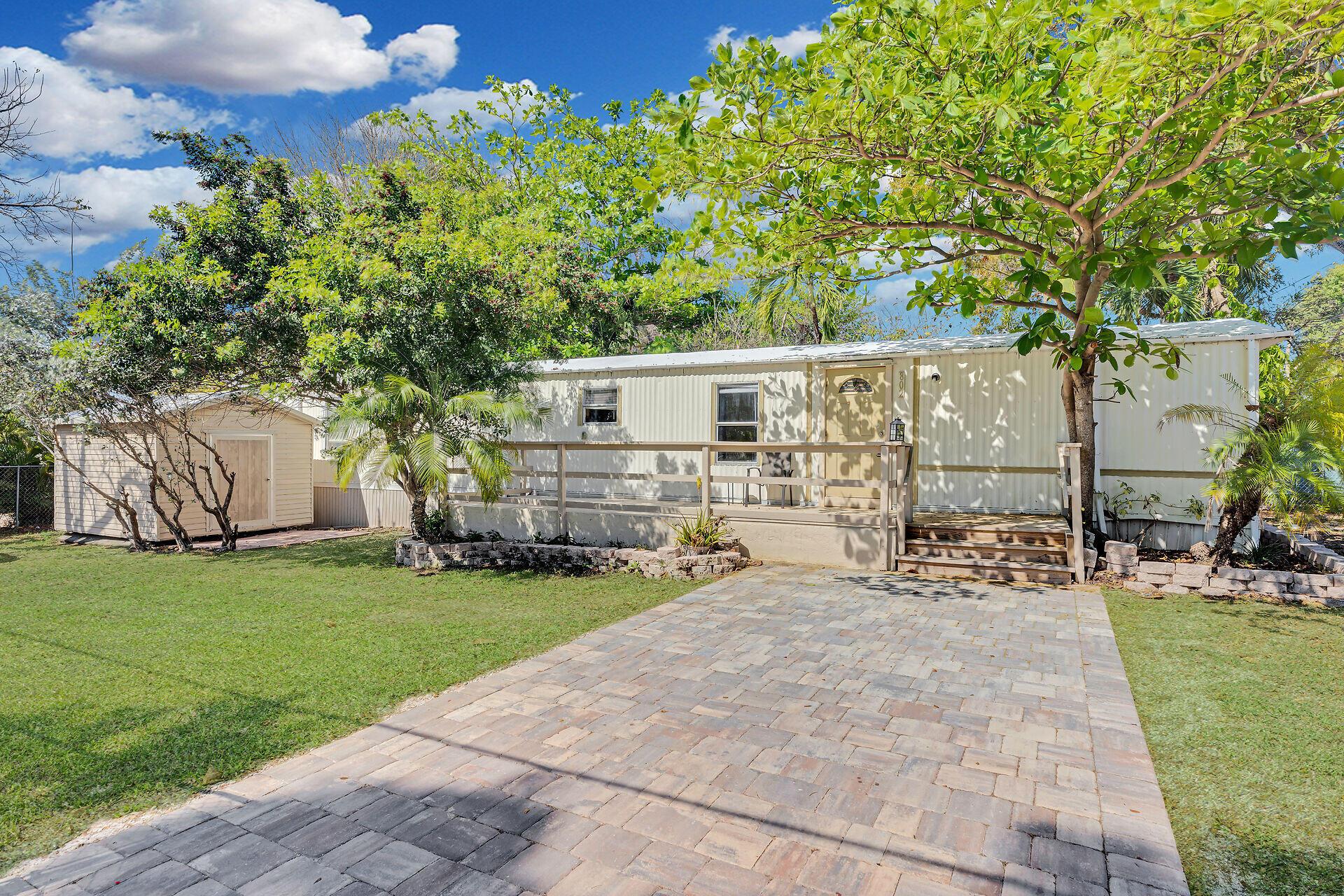 Image 1: 802 Largo Rd