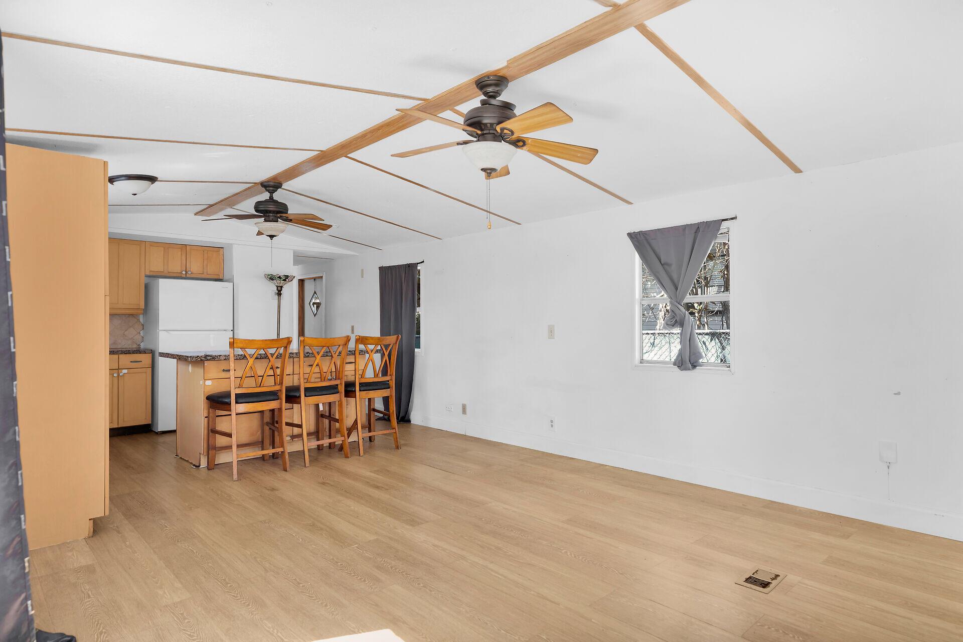 Image 4: Living Room