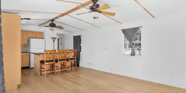 Image 4: Living Room