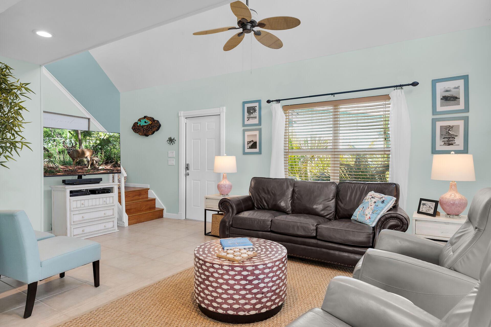 Image 5: 845 Pirates Road - living area