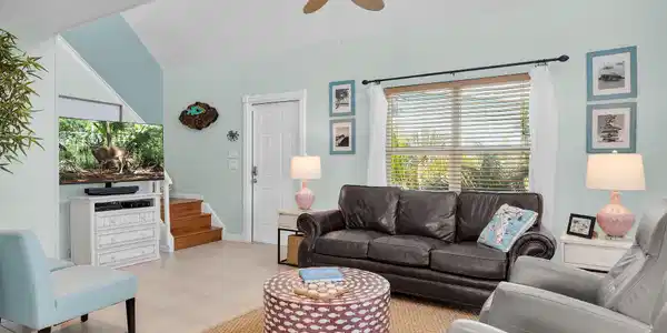 Image 5: 845 Pirates Road - living area