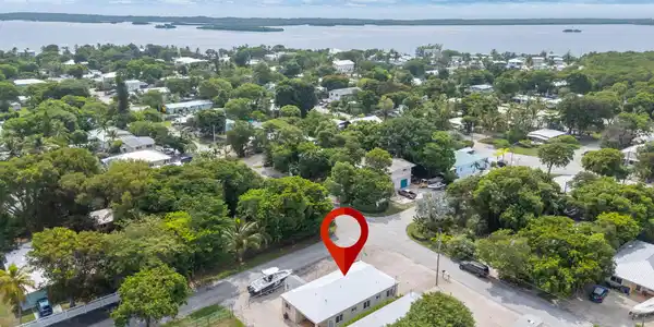Image 3: 1.5 blocks from beach