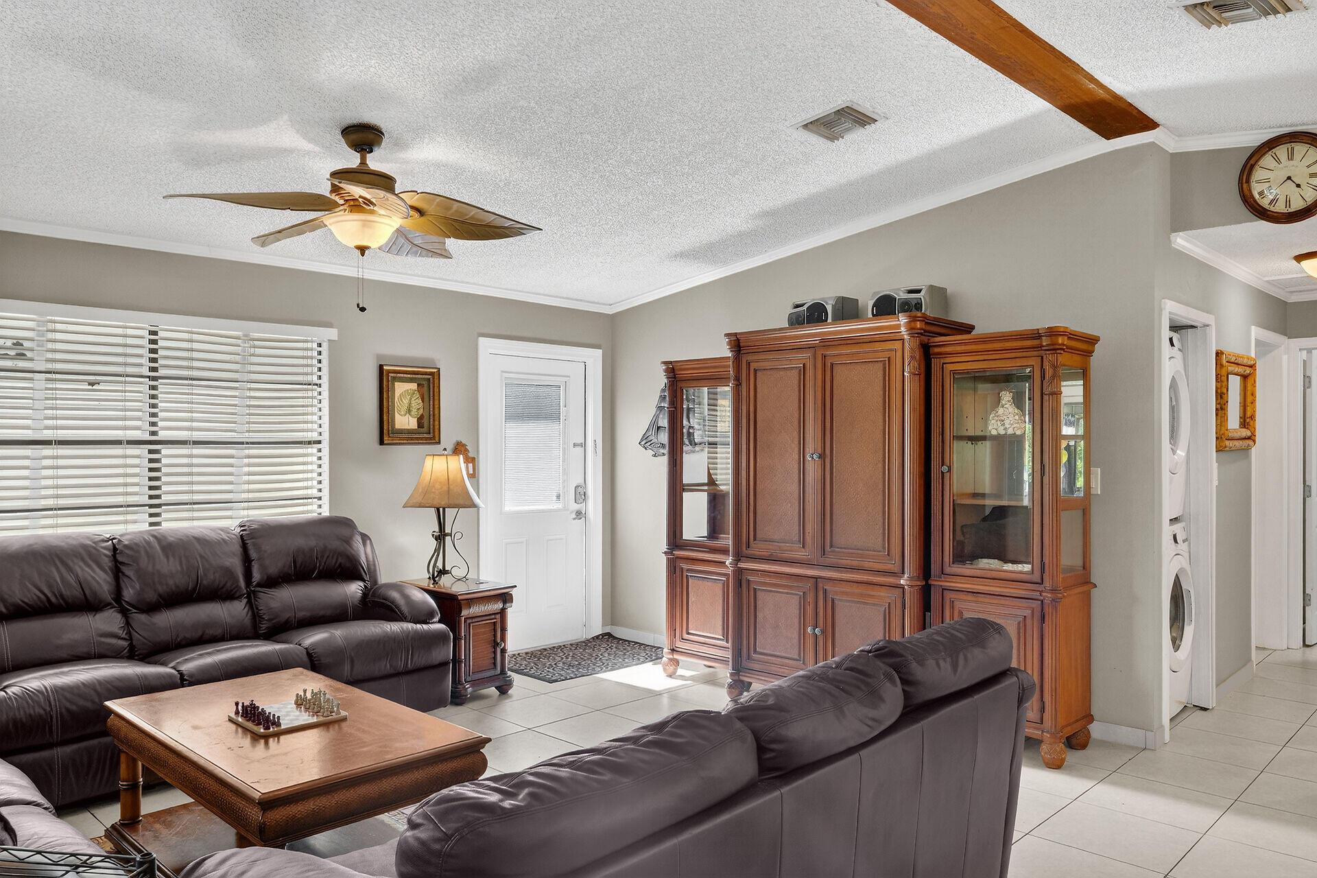 Image 4: 3943-Venna-Road-living-room-3