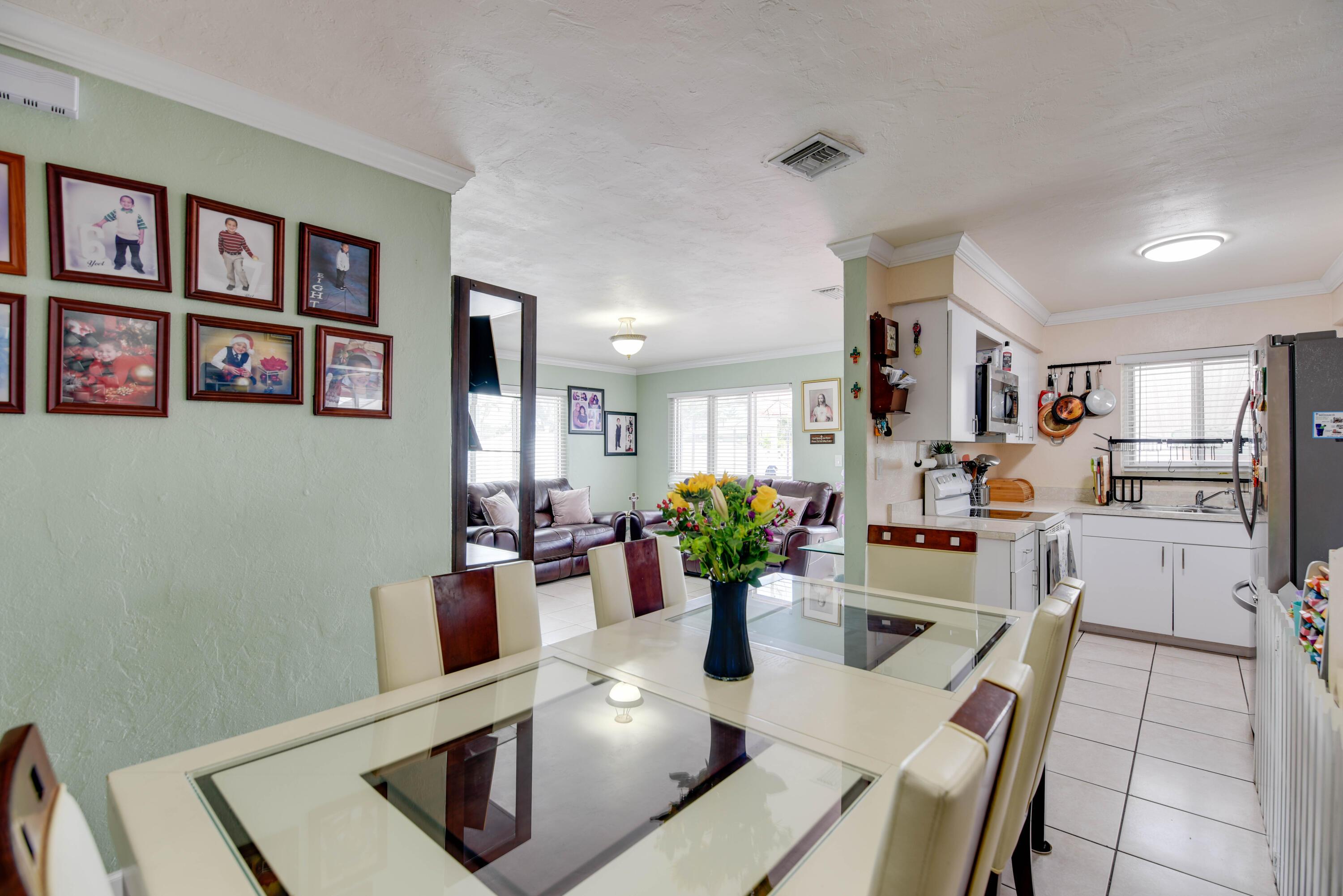 Image 3: Dining