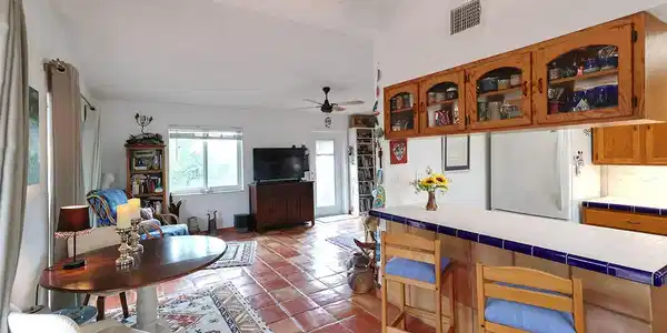 Image 4: Breakfast bar/ dining area