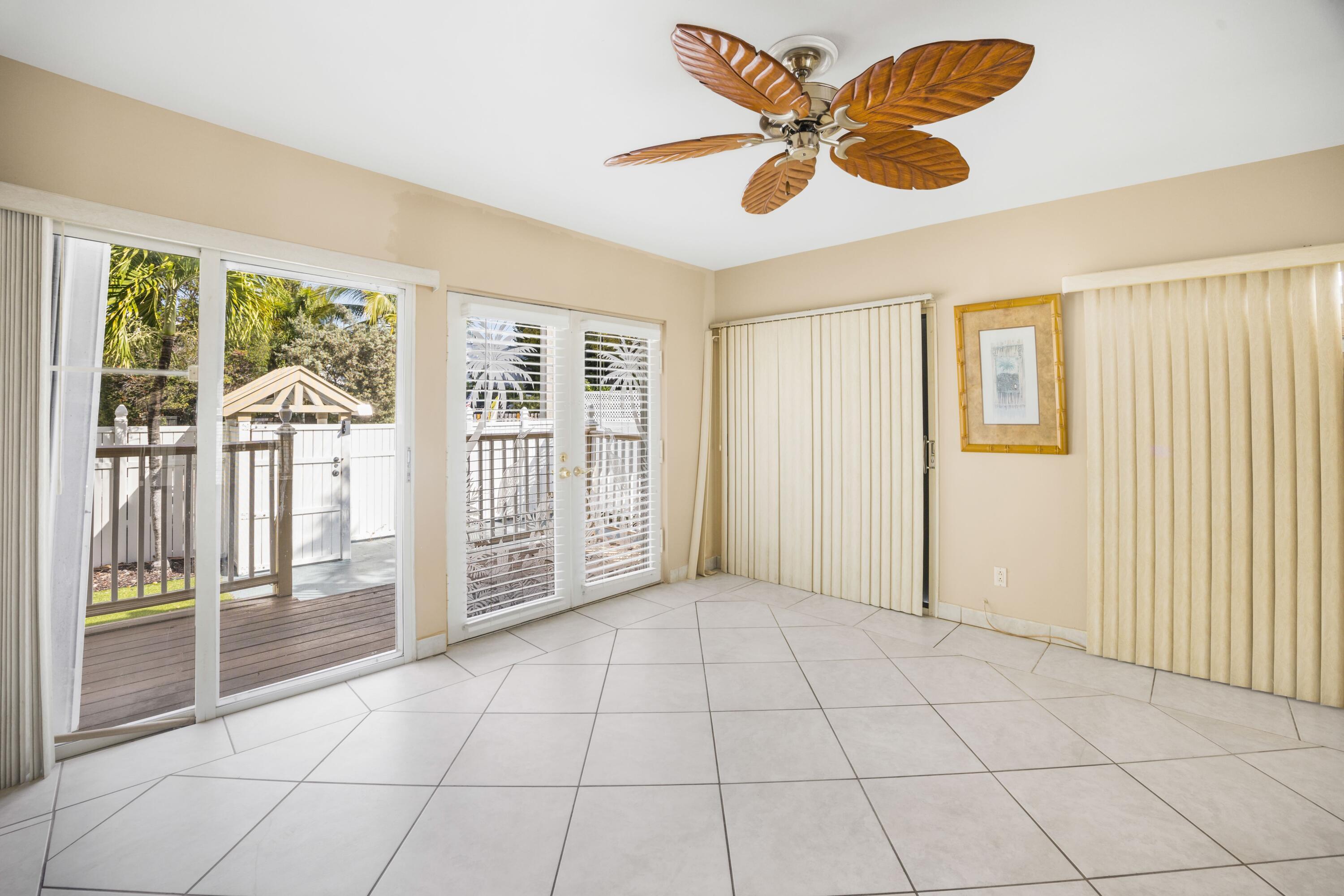 Image 4: Living Room