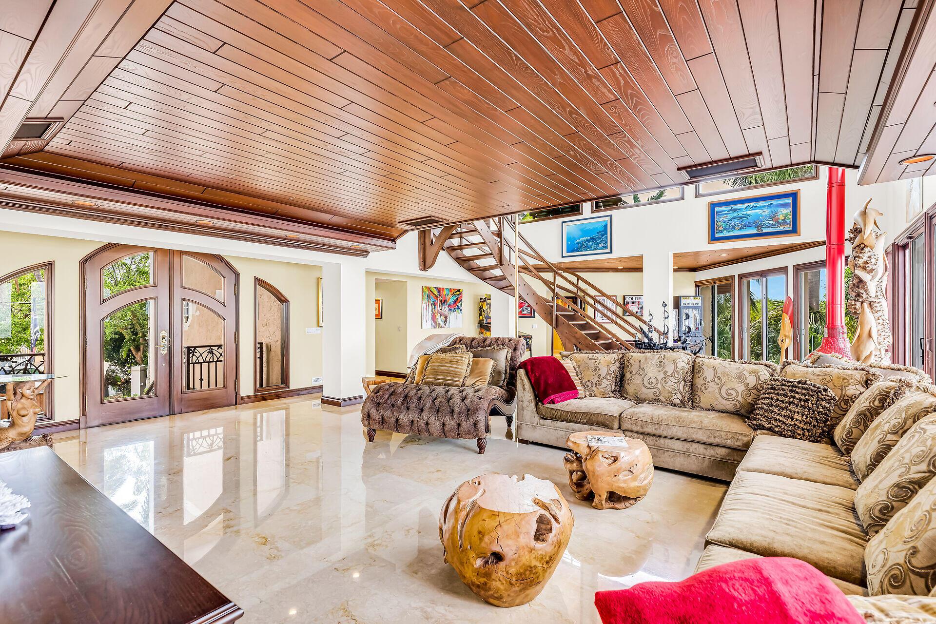 Image 4: Living Area