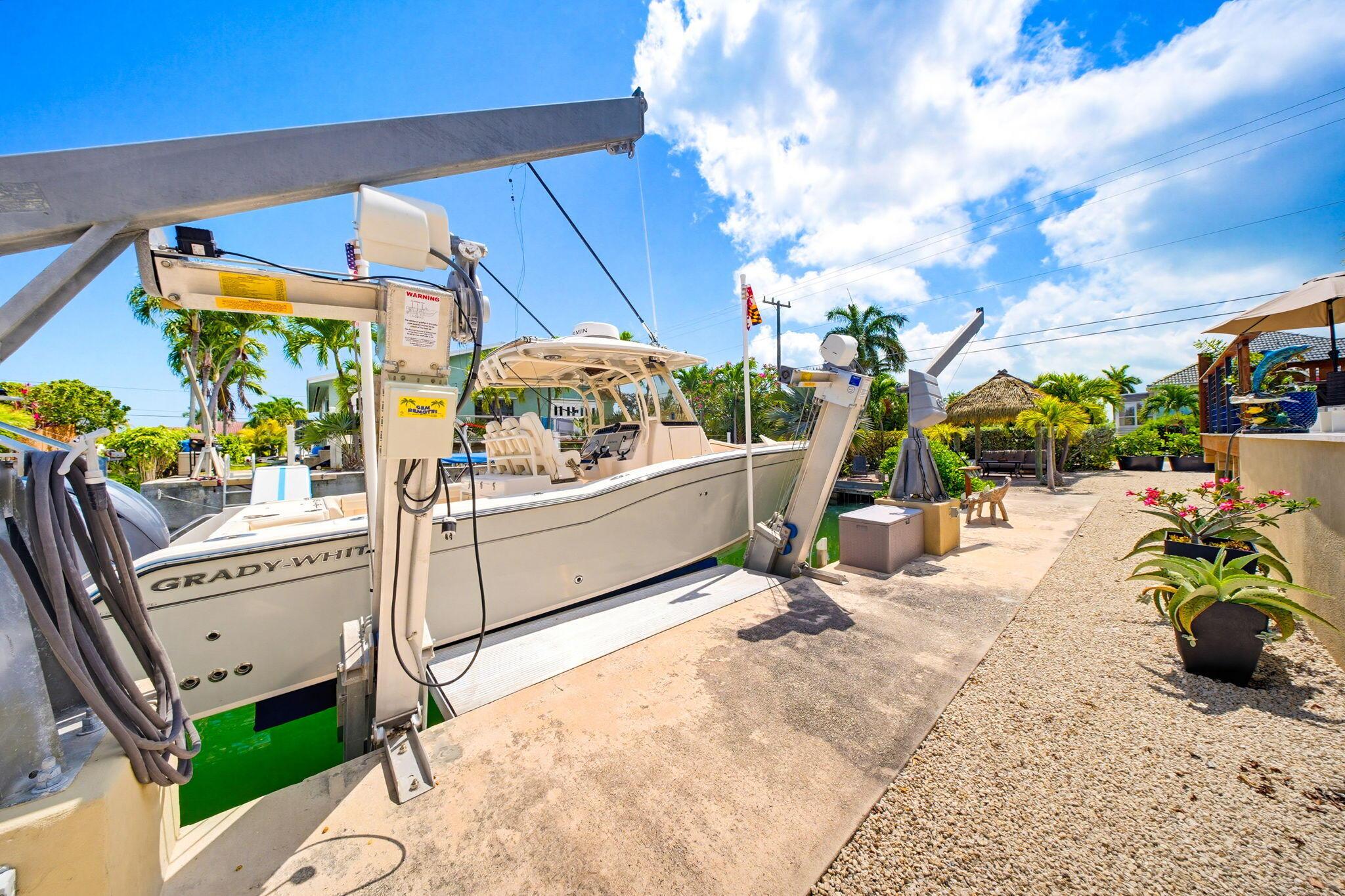 Image 2: Boat Lift