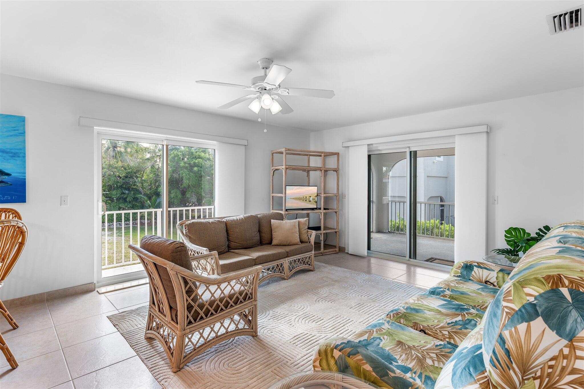 Image 4: Living Room