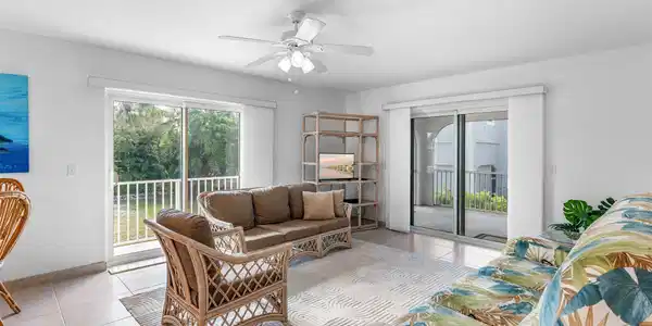 Image 4: Living Room