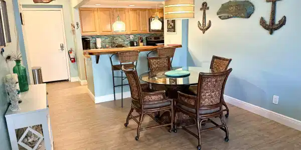 Image 2: 2 kitchen & dining area