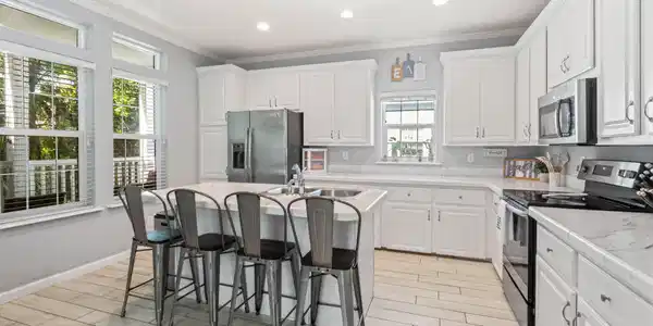Image 4: Kitchen