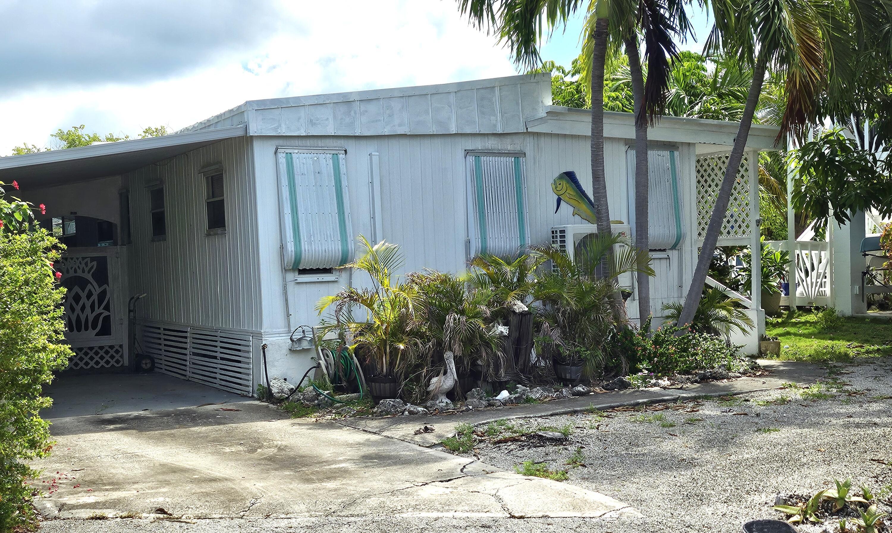 Image 2: Carport