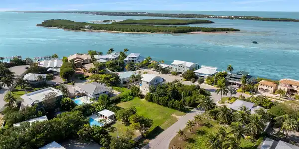 Image 4: Aerial to Ocean