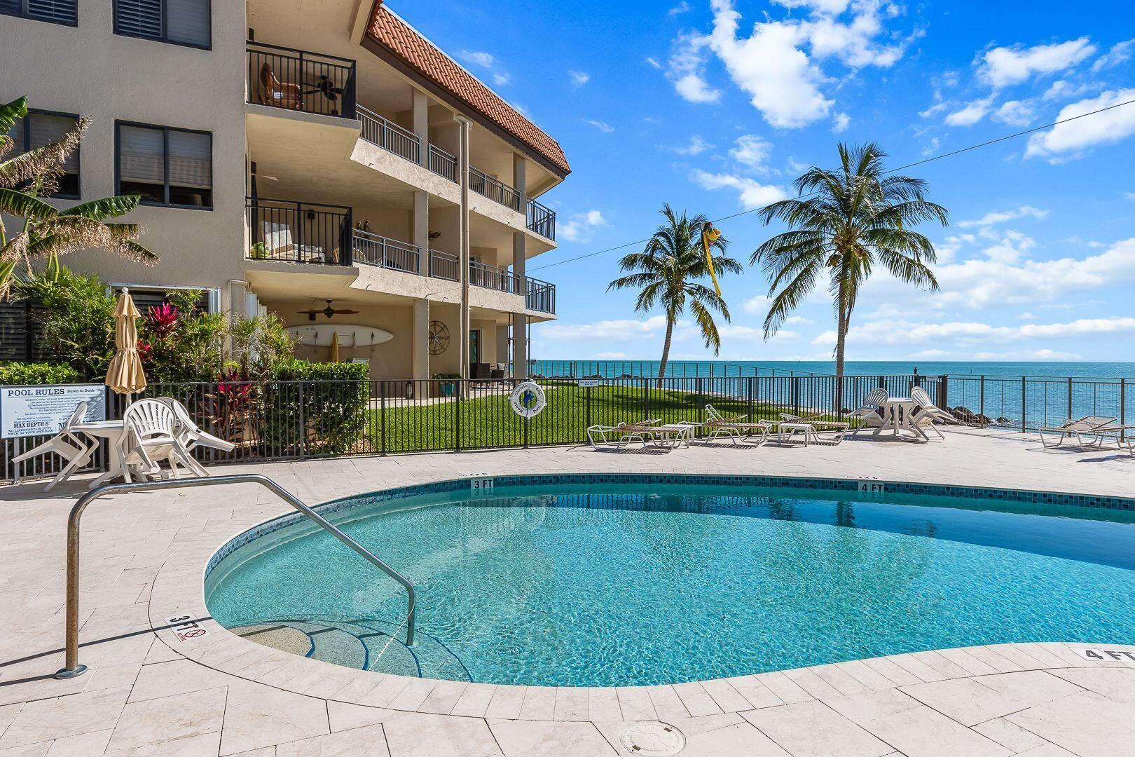 Image 4: 06_Outdoor_Pool_OceanView_BuildingBalcon