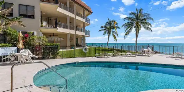 Image 4: 06_Outdoor_Pool_OceanView_BuildingBalcon