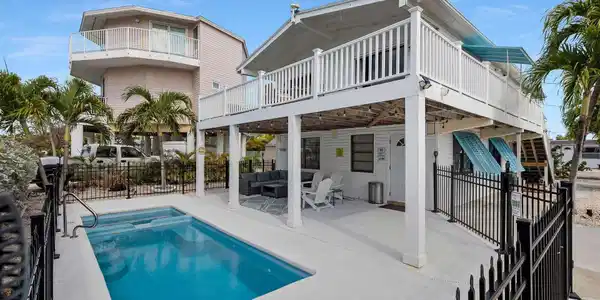 Image 3: Pool