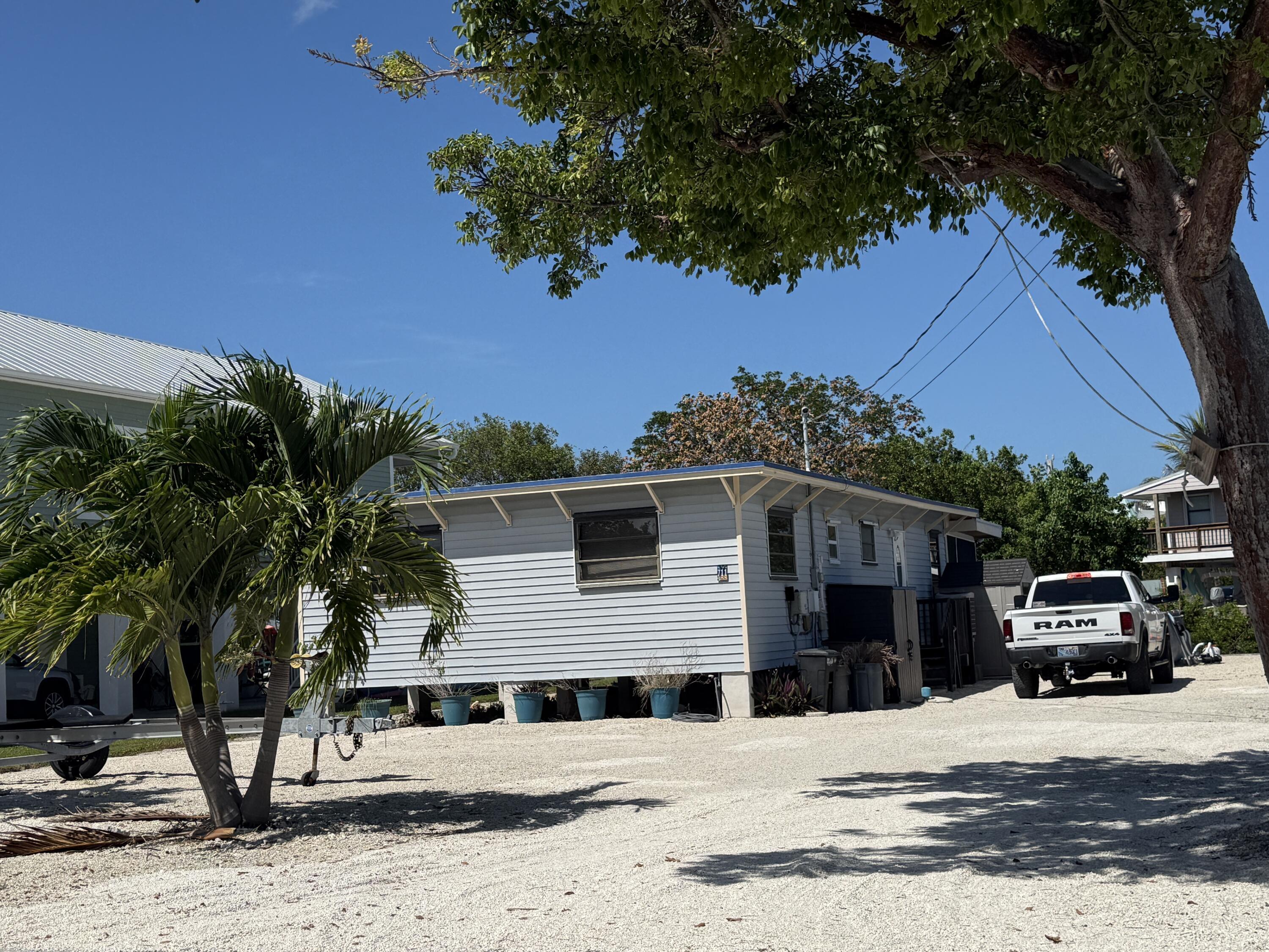 Image 4: Front w parking