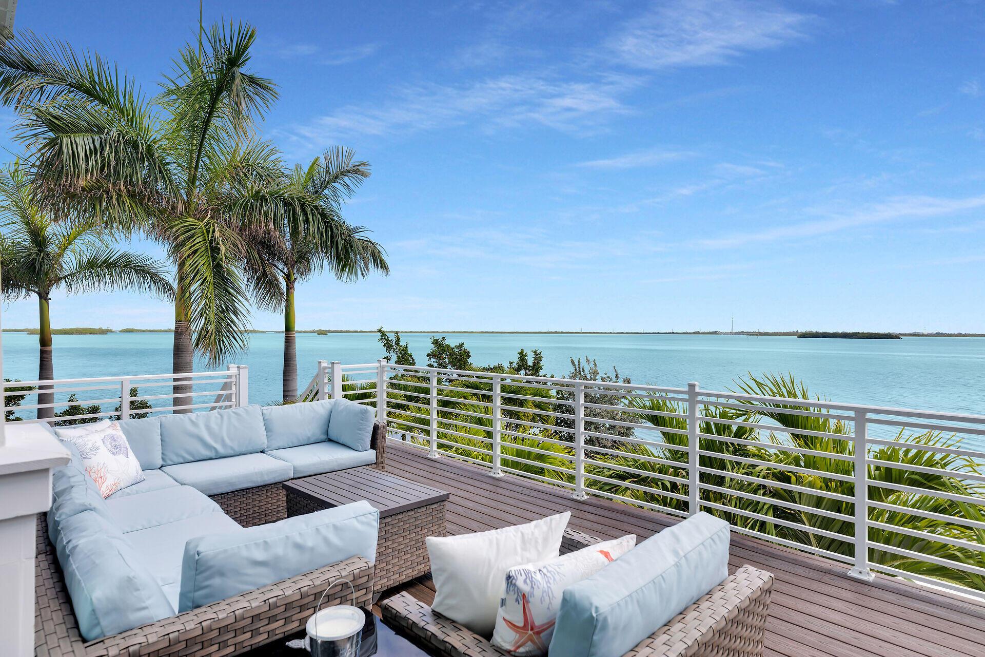 Image 3: Open Water Balcony Lounge