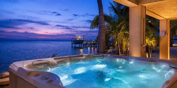 Image 3: Twilight hot tub