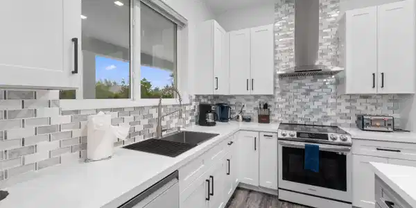 Image 3: KITCHEN