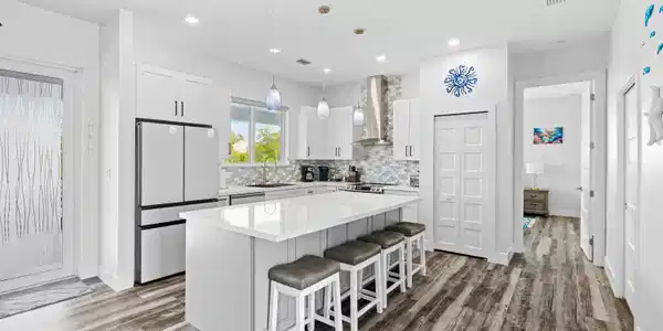Image 4: KITCHEN