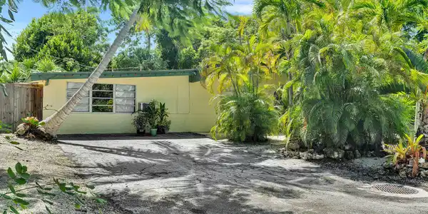 Image 2: FRONT OF HOME
