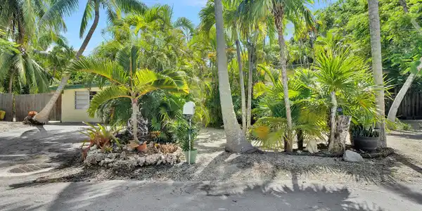 Image 3: FRONT OF HOME