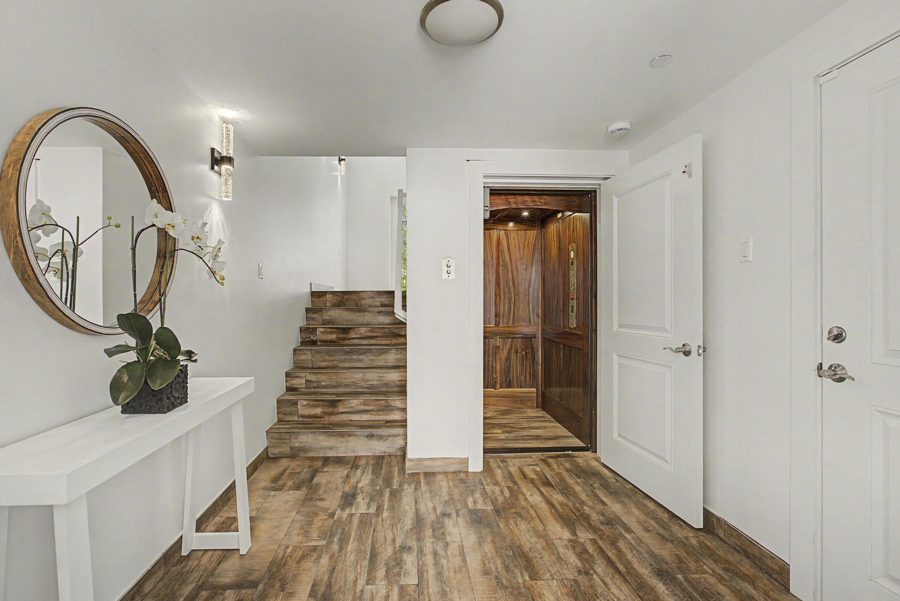 Image 4: Foyer and Elevator