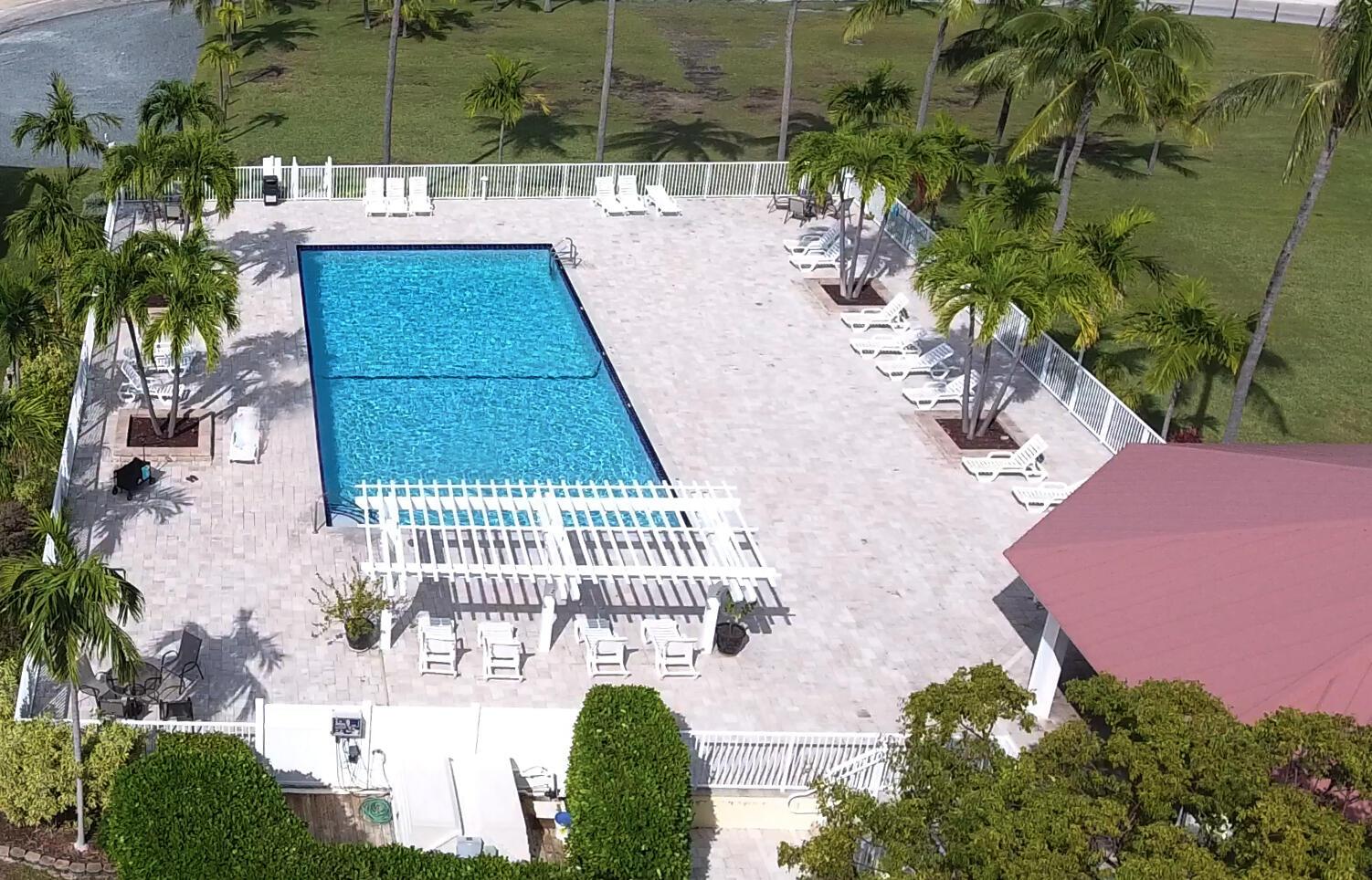 Image 4: Pool
