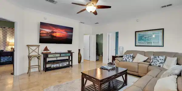 Image 4: Living Room