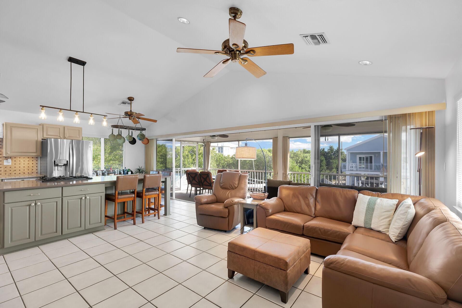 Image 4: Living Room