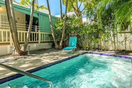 905 White Street