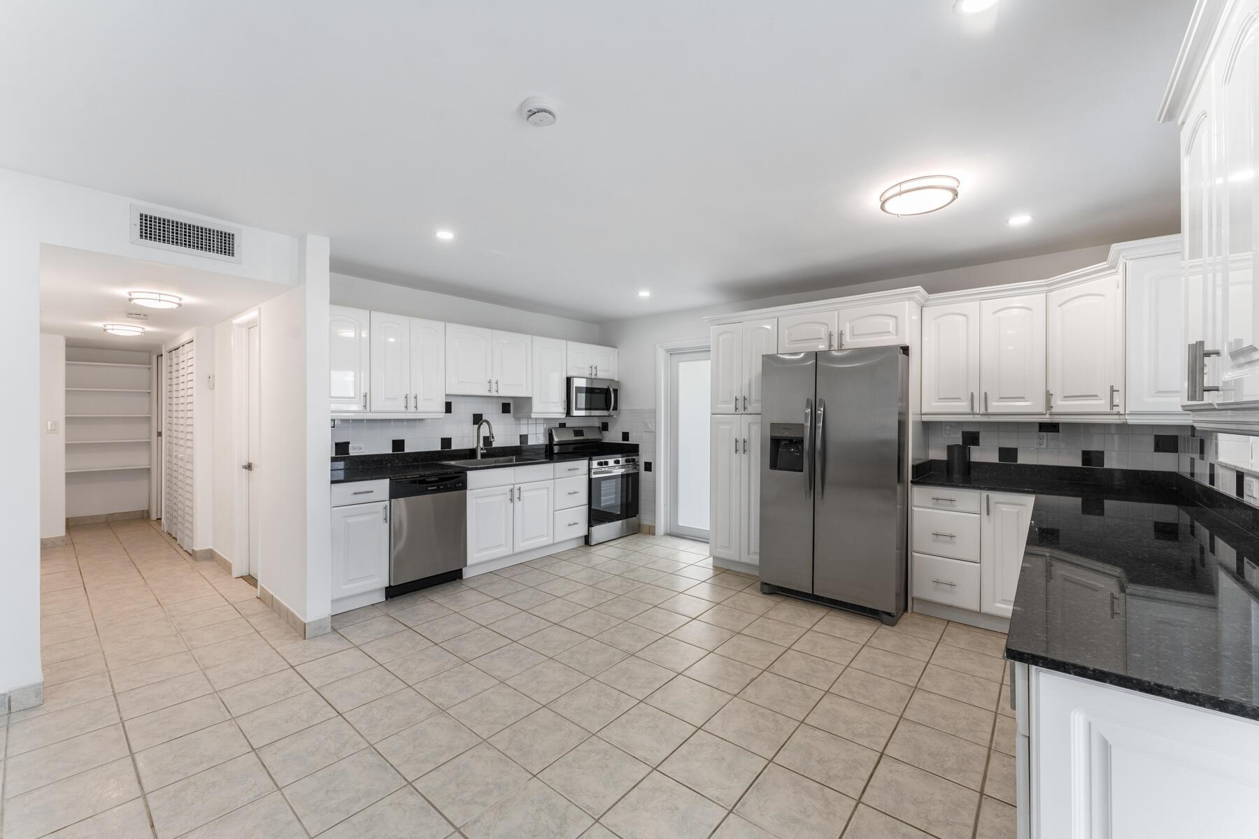 Image 4: Main Living Area